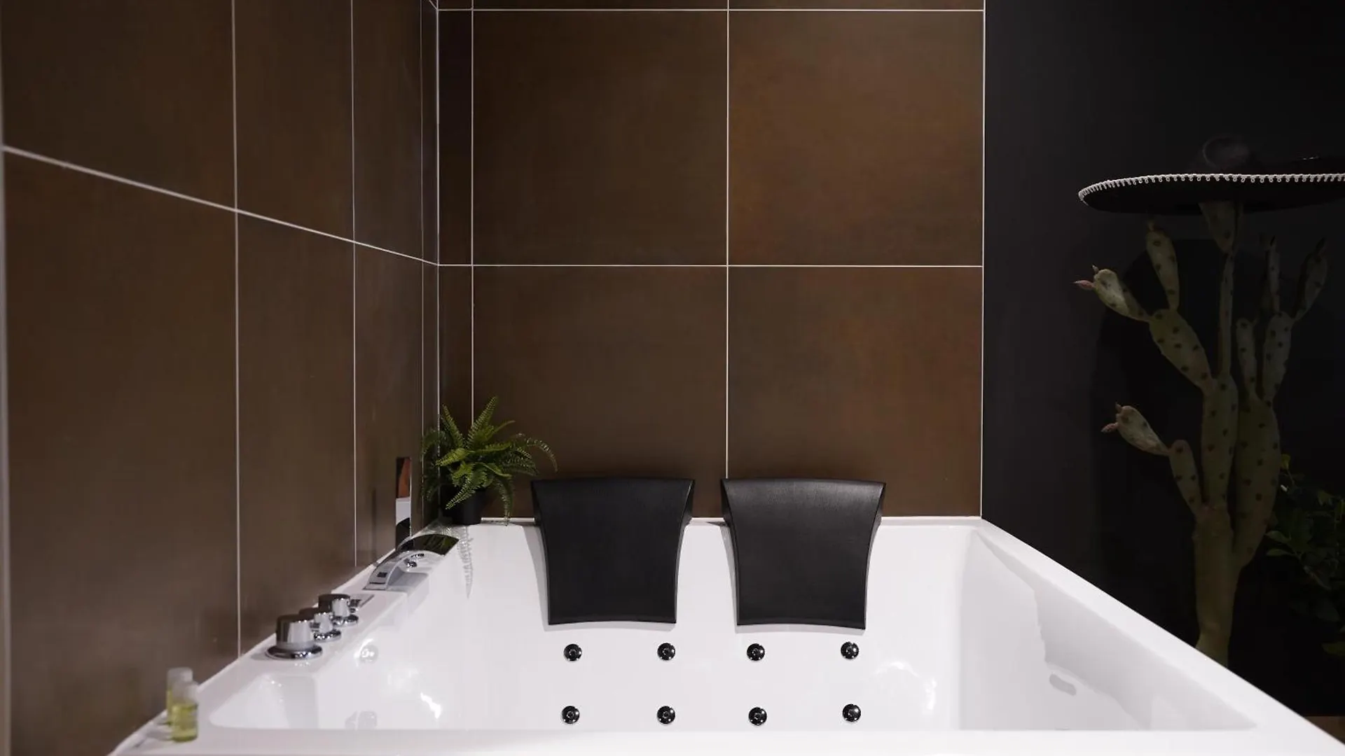 Junglia Suite - Spa & Cine Bourg-en-Bresse 0*,  Frankrike