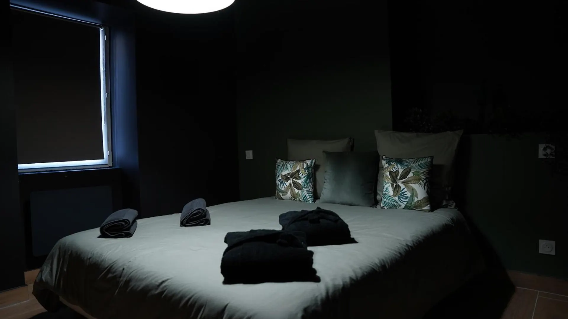Junglia Suite - Spa & Cine Bourg-en-Bresse 0*,  Frankrike